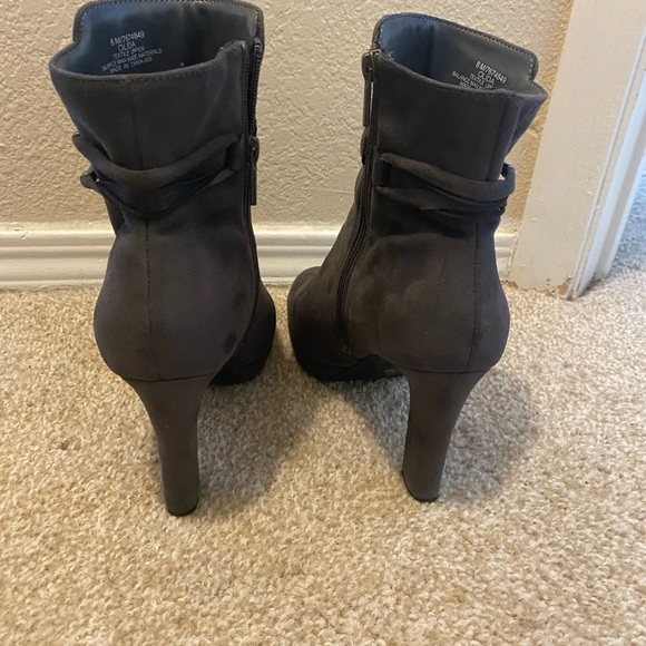 Women Gray Suede Booties Sz 8 - Picture 2 of 2